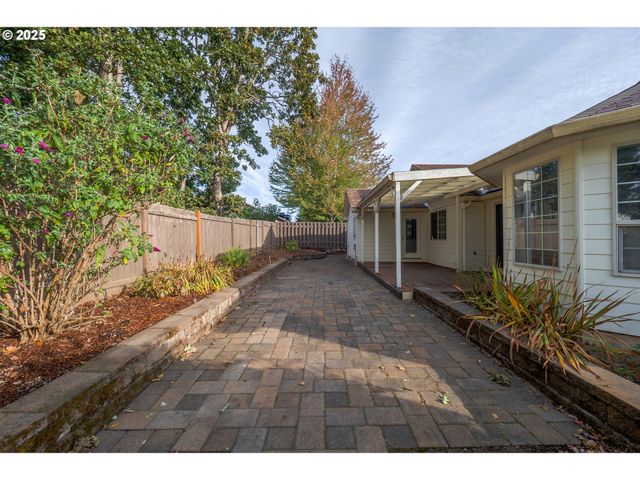 607 Nw HEATH St, Dallas, OR 97338