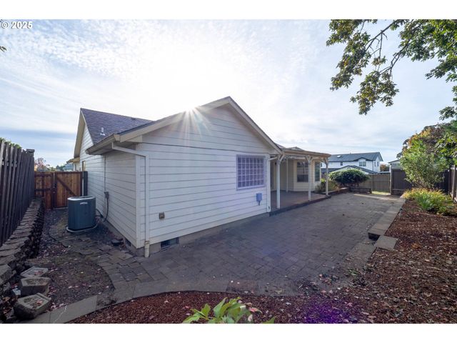 607 Nw HEATH St, Dallas, OR 97338