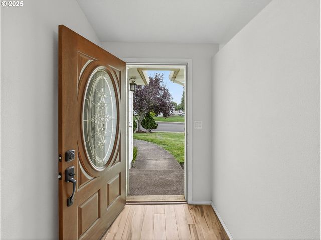 607 Nw HEATH St, Dallas, OR 97338