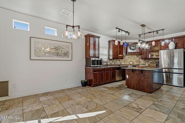 1621 ROCK DOVE Lane, El Paso, TX 79911