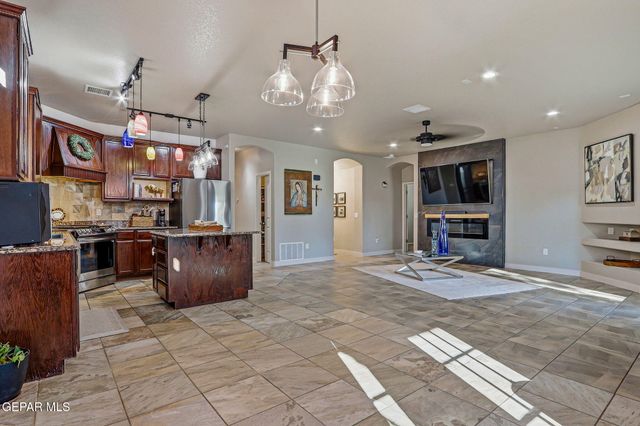 1621 ROCK DOVE Lane, El Paso, TX 79911