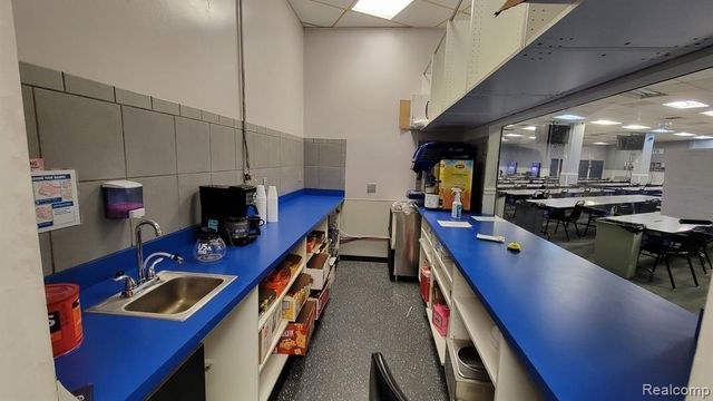 27531 Grand River Street, Livonia, MI 48152