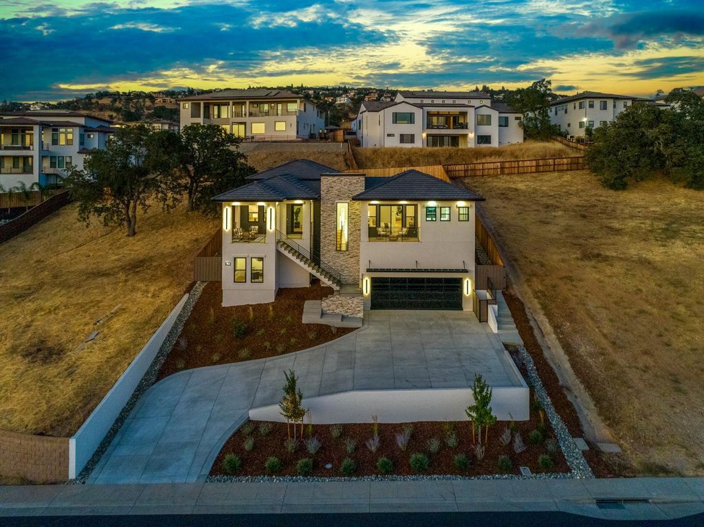 714 Sundahl Dr, Folsom, CA 95630