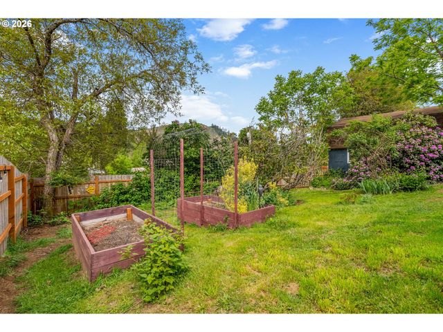 11 SECOND St, Carson, WA 98610