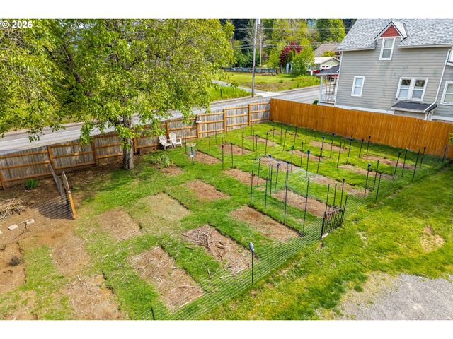 11 SECOND St, Carson, WA 98610