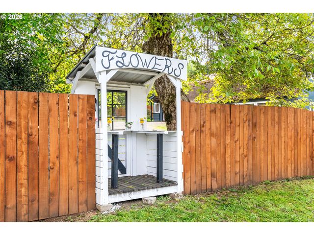 11 SECOND St, Carson, WA 98610