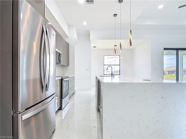 323 NE 19th TER, Cape Coral, FL 33909