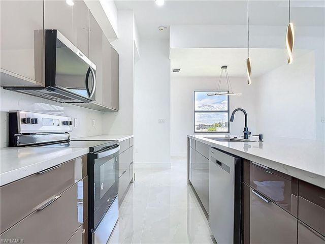 323 NE 19th TER, Cape Coral, FL 33909