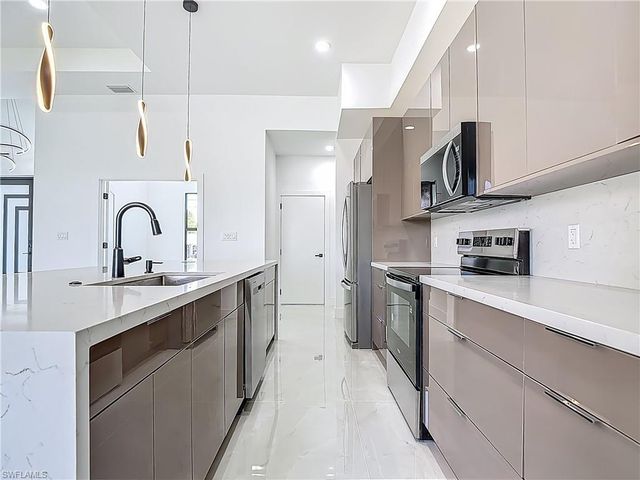 323 NE 19th TER, Cape Coral, FL 33909