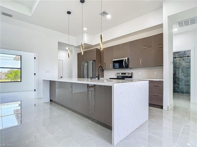 323 NE 19th TER, Cape Coral, FL 33909