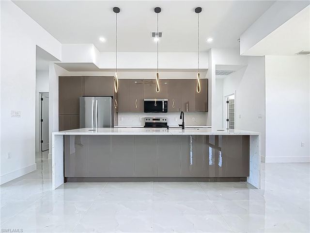 323 NE 19th TER, Cape Coral, FL 33909