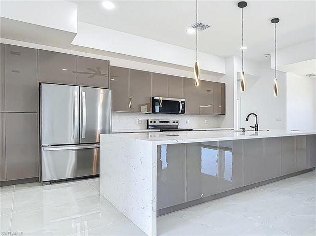 323 NE 19th TER, Cape Coral, FL 33909