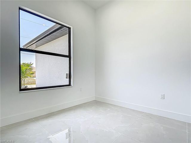 323 NE 19th TER, Cape Coral, FL 33909