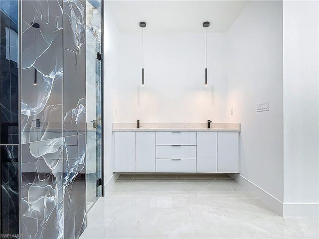 323 NE 19th TER, Cape Coral, FL 33909