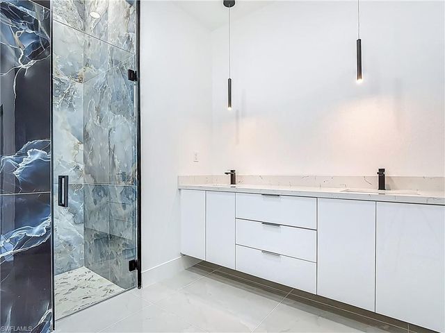 323 NE 19th TER, Cape Coral, FL 33909