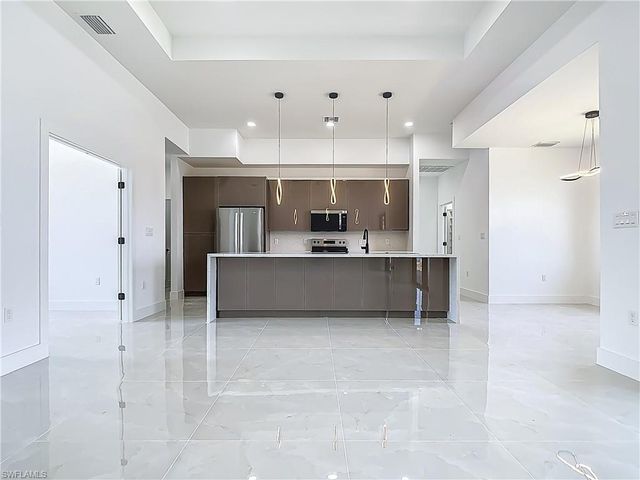 323 NE 19th TER, Cape Coral, FL 33909