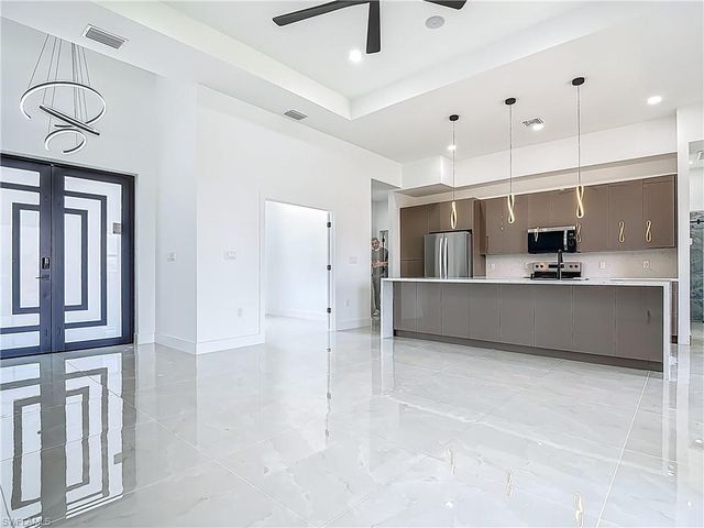 323 NE 19th TER, Cape Coral, FL 33909