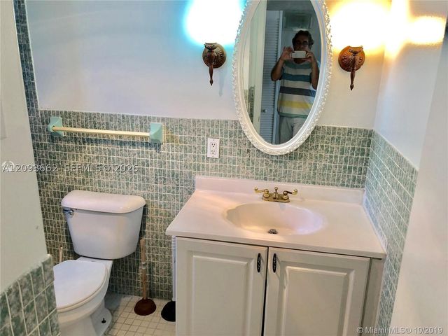 121 Golden Isles Dr 407, Hallandale Beach, FL 33009