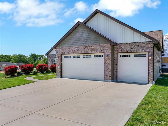 105 Ridgeview Oaks Drive, Washington, MO 63090