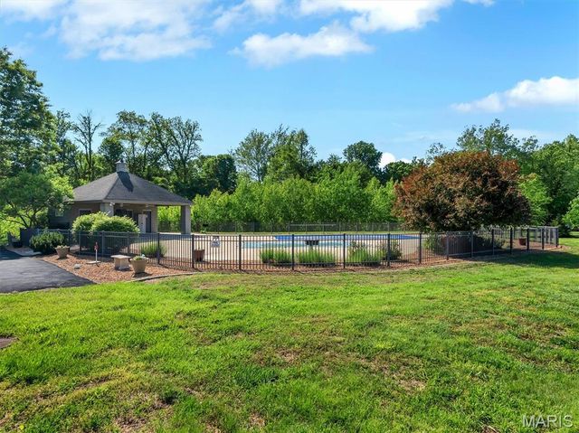 105 Ridgeview Oaks Drive, Washington, MO 63090