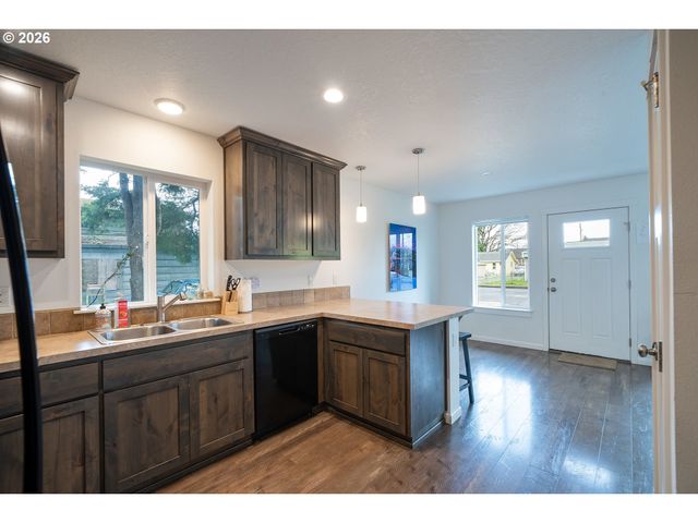 2213 10TH St, Tillamook, OR 97141