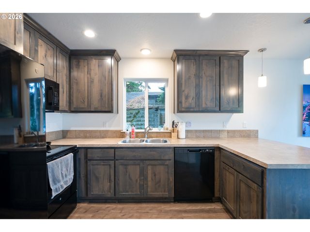 2213 10TH St, Tillamook, OR 97141
