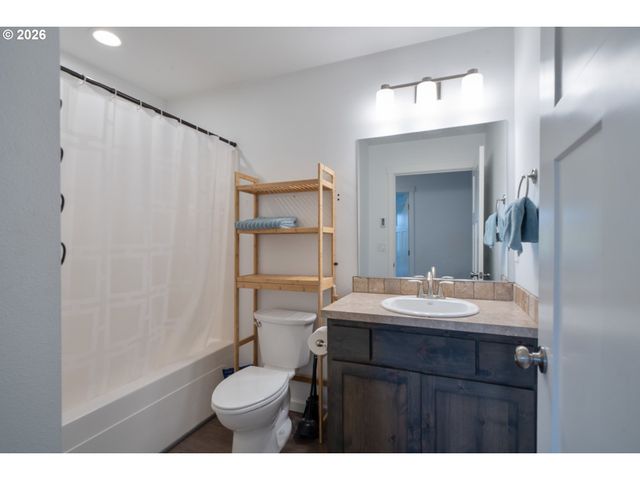 2213 10TH St, Tillamook, OR 97141