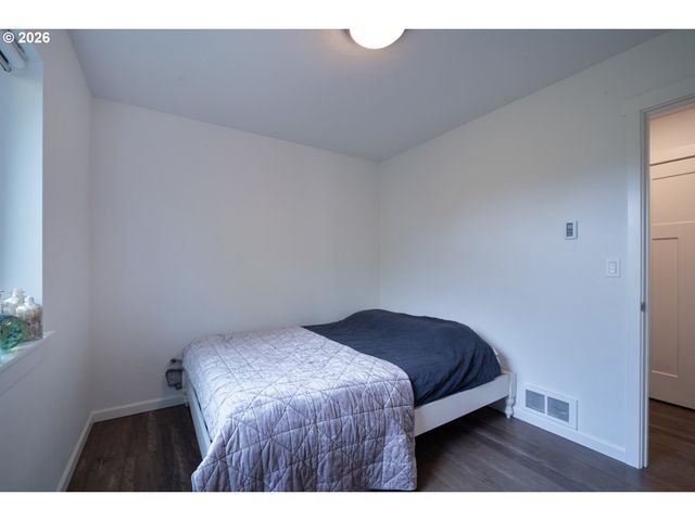 2213 10TH St, Tillamook, OR 97141