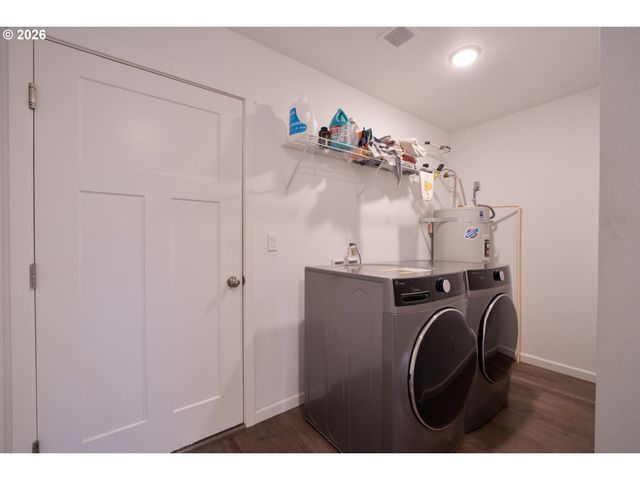2213 10TH St, Tillamook, OR 97141