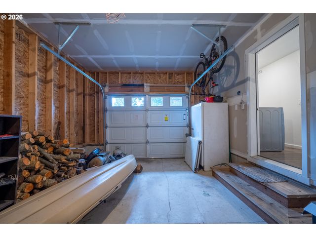 2213 10TH St, Tillamook, OR 97141