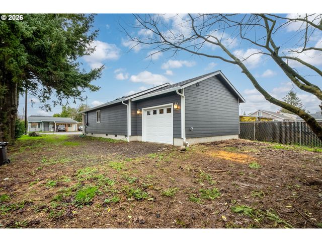 2213 10TH St, Tillamook, OR 97141