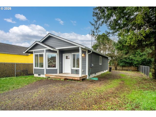 2213 10TH St, Tillamook, OR 97141