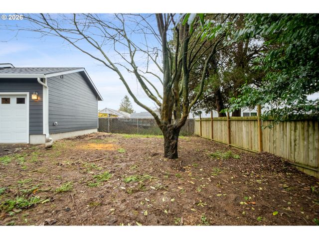 2213 10TH St, Tillamook, OR 97141