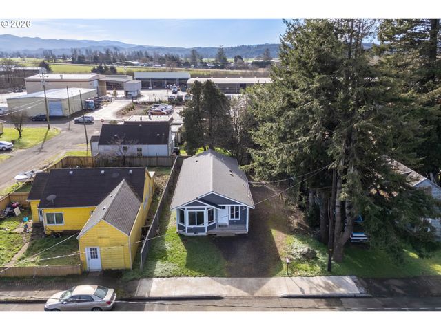 2213 10TH St, Tillamook, OR 97141
