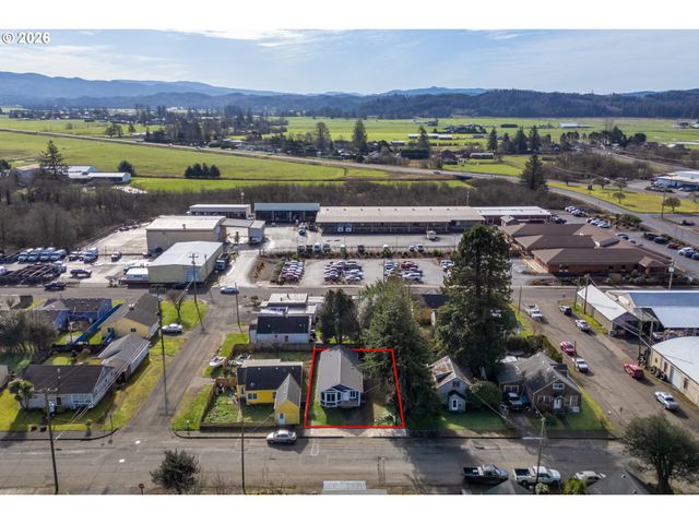 2213 10TH St, Tillamook, OR 97141