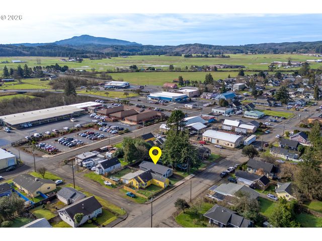 2213 10TH St, Tillamook, OR 97141