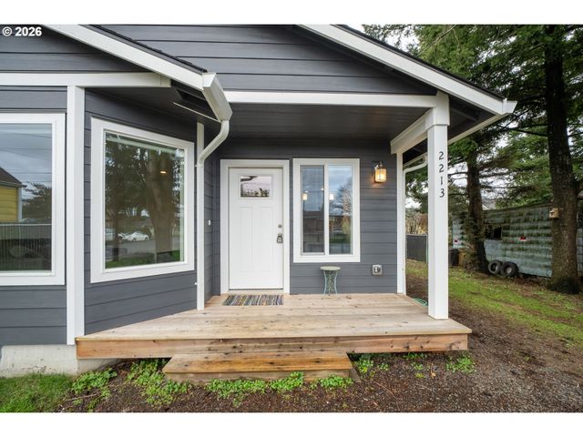 2213 10TH St, Tillamook, OR 97141