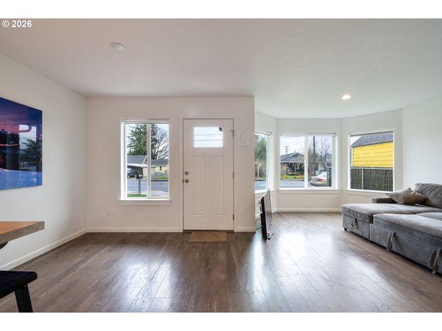 2213 10TH St, Tillamook, OR 97141