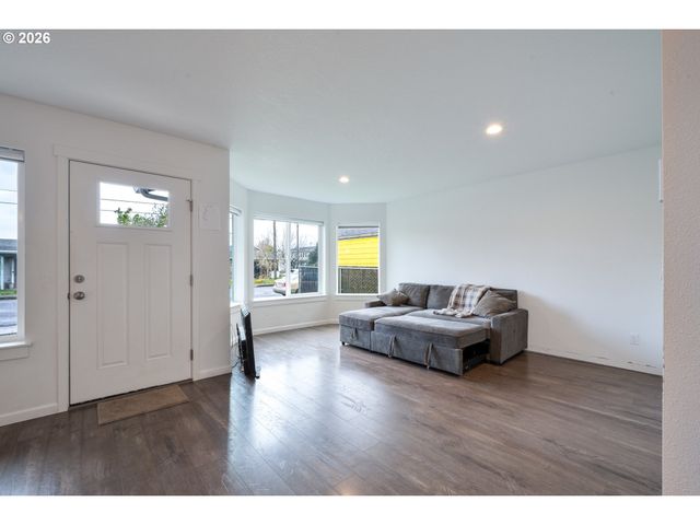 2213 10TH St, Tillamook, OR 97141