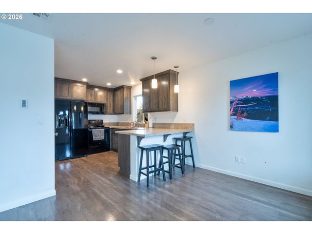 2213 10TH St, Tillamook, OR 97141