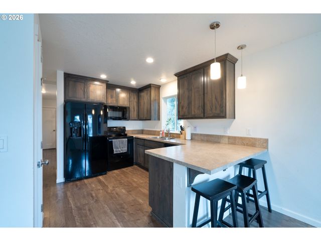 2213 10TH St, Tillamook, OR 97141