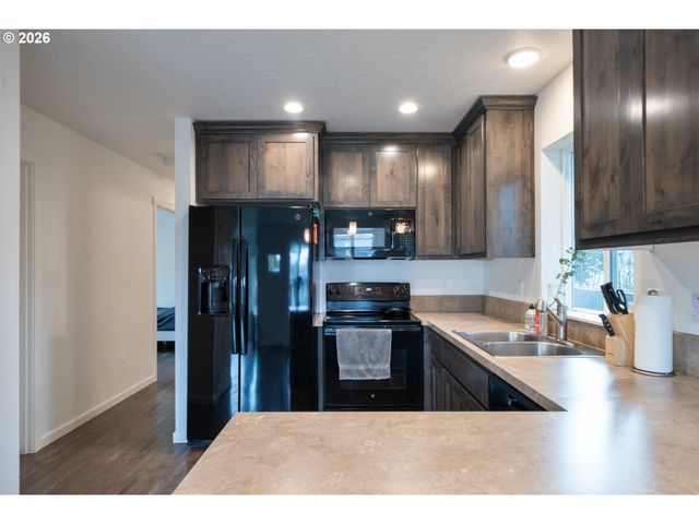 2213 10TH St, Tillamook, OR 97141