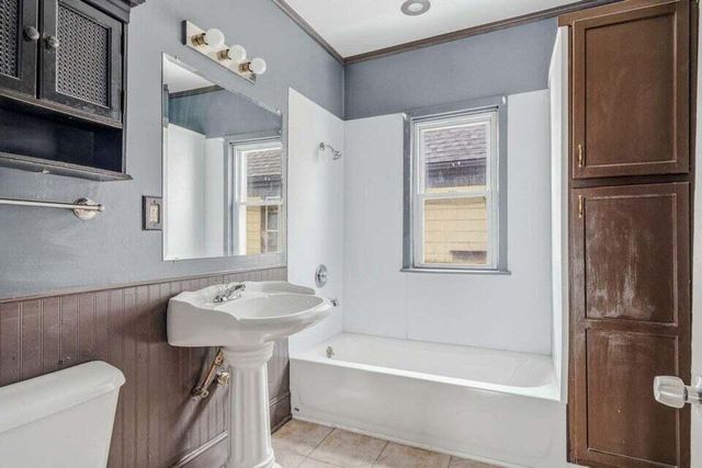 4722 W Garfield AVENUE, Milwaukee, WI 53208