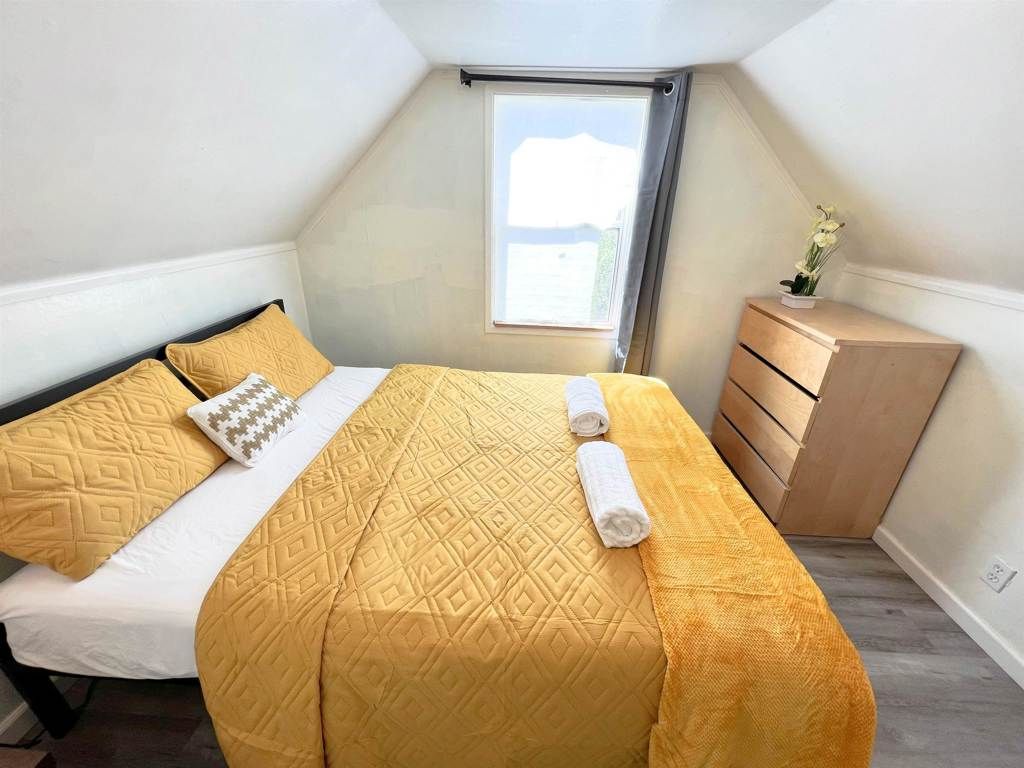 Image 10 of property listing at 9325 Hillside St, Oakland, CA 94603