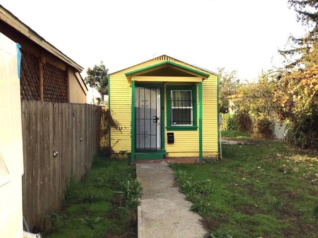 Image 15 of property listing at 9325 Hillside St, Oakland, CA 94603