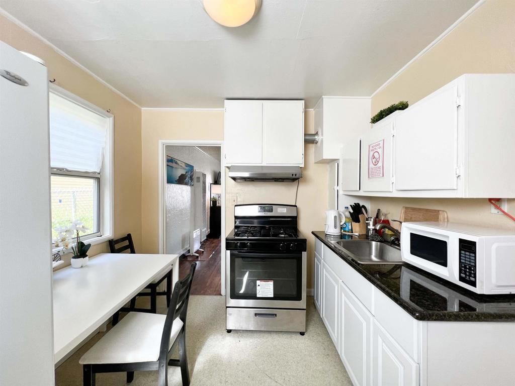 Image 5 of property listing at 9325 Hillside St, Oakland, CA 94603