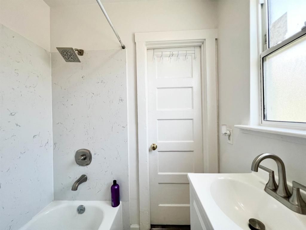 Image 8 of property listing at 9325 Hillside St, Oakland, CA 94603