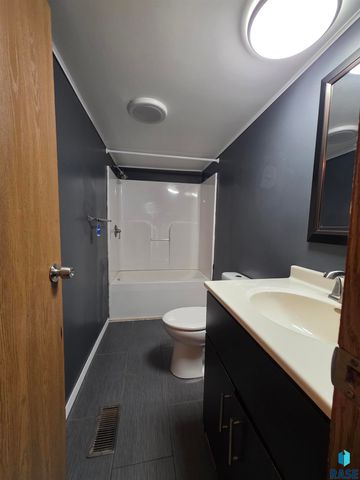 4801 W Sara Pl Place, Sioux Falls, SD 57106