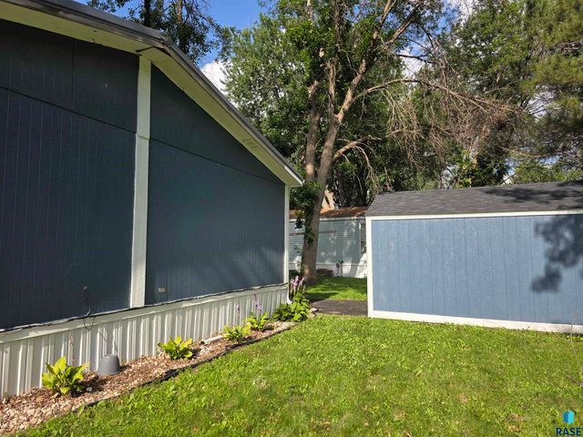 4801 W Sara Pl Place, Sioux Falls, SD 57106