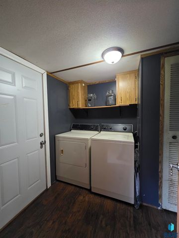 4801 W Sara Pl Place, Sioux Falls, SD 57106